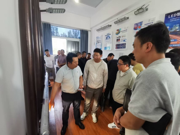 與會(huì)人員參觀資源公司展廳02(1) 3